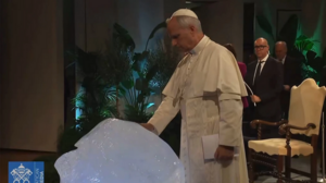 Ο πάπας Λέων ΙΔ΄ ευλόγησε ένα κομμάτι πάγου, για να απαντήσει στον Τραμπ που χαρακτηρίζει την κλιματική αλλαγή «απάτη»