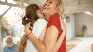 «Γιαγιάδες επί πληρωμή» ως αντίδοτο στη μοναξιά