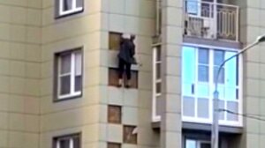 Σύγχρονος Ρωμαίο ... Σκαρφάλωσε στον 7ο όροφο για να ζητήσει συγνώμη στην αγαπημένη του!