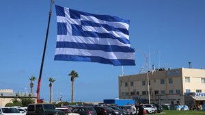 Ηράκλειο - 28η Οκτωβρίου: Η γιγαντιαία ελληνική σημαία υψώθηκε στο λιμάνι