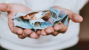 Σουρεαλιστικές καταστάσεις: Της έβαλαν την ενίσχυση, της τα πήραν όλα πίσω, πλήρωσε και επιπλέον!