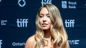 Η Σίντνεϊ Σουίνι απάντησε στις φήμες ότι θα είναι κορίτσι του Τζέιμς Μποντ στη νέα ταινία