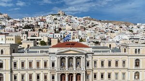 Σύρος: Σκαρφάλωσε με το κοστούμι ο «κομάντο» Εισαγγελέας για την έπαρση της σημαίας