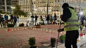 Δράση καθαρισμού από την ομάδα «Μέχρι τέλους» στο μνημείο για τα Τέμπη στη Βουλή