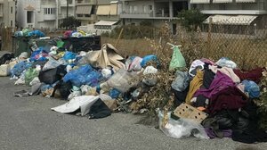 Τραγική εδώ και μήνες η κατάσταση με τα σκουπίδια στην οδό Βασίλη Ρώτα