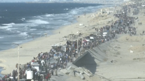 Ανθρώπινο ποτάμι: Χιλιάδες Παλαιστίνιοι άρχισαν να επιστρέφουν στην πόλη της Γάζας 