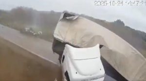 Σοκαριστικό τροχαίο στη Ρουμανία με δύο νεκρούς: Φορτηγό δίπλωσε και παρέσυρε αυτοκίνητο