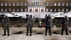 ΜΑΤ μπροστά στο μνημείο του Άγνωστου Στρατιώτη στη Βουλή 