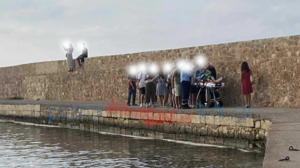 Ατύχημα στο Ενετικό Λιμάνι – Έπεσε στον λιμενοβραχίονα προσπαθώντας να βγάλει φωτογραφία 