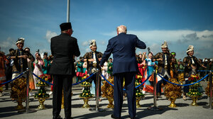 Viral η περιοδεία του Τραμπ στην Ασία - Μουσική, χορός και μπίζνες