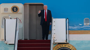 Με υψωμένη γροθιά και λέγοντας «ευχαριστώ» έφτασε στο Ισραήλ ο Τραμπ - Δείτε βίντεο