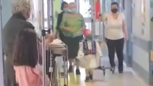 Βίντεο: Ο 5χρονος Γαβριήλ έκανε «παρέλαση» ντυμένος τσολιάς, δίνοντας μάχη με τον καρκίνο