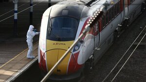 Βρετανία – Επίθεση με μαχαίρι σε τρένο: Αγνωστος στην αντιτρομοκρατική ο ύποπτος