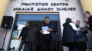 Οργή αγροτών και κτηνοτρόφων στη Νίκαια – «Κλείνουν» Εθνική Οδό, λιμάνια κι αεροδρόμια