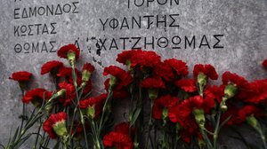 Πλήθος κόσμου τίμησε την 52η επέτειο της εξέγερσης του Πολυτεχνείου