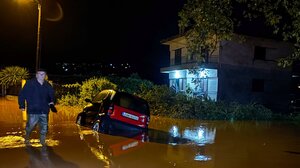Η κακοκαιρία σαρώνει τη Δυτική Ελλάδα: Πλημμύρες, κατολισθήσεις, απεγκλωβισμοί και «112»