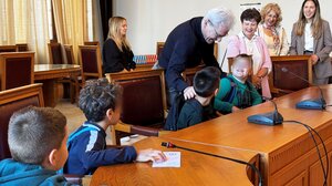 Επίσκεψη από τους μαθητές του 4ου Δημοτικού Σχολείου στον Δήμαρχο Ηρακλείου Αλέξη Καλοκαιρινό