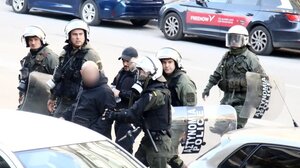 Δίκη Καμπανού: Δύο συλλήψεις για τα επεισόδια στα δικαστήρια - «Ανεγκέφαλοι συνεχίζουν τη βία»