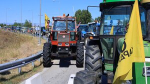 "Θέλουμε να τον δούμε τώρα": Αγρότες μπλόκαραν το αεροδρόμιο για να μιλήσουν στον πρωθυπουργό