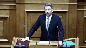 Αυτό είναι το δημοσίευμα που κατέθεσε ο Ανδρουλάκης στη Βουλή: Η «κουμπαριά» Μητσοτάκη με τον «Φραπέ»