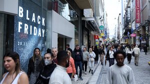 Black Friday: Μεγάλη κίνηση στην Ερμού, αλλα οι έμποροι βλεπουν «παγωμένη» αγοραστική διάθεση