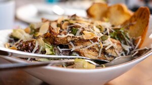 Η καλύτερη συνταγή για σπιτική σάλτσα για πεντανόστιμη σαλάτα του Καίσαρα