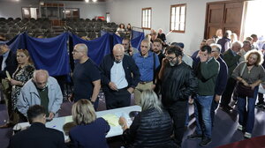 Με μεγάλη συμμετοχή σε όλη τη χώρα συνεχίζεται η ψηφοφορία για τις εσωκομματικές εκλογές της ΝΔ