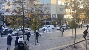 Θεσσαλονίκη: Επεισόδια μεταξύ οπαδών έξω από τα δικαστήρια όπου εκδικάζεται η δίκη Αλ. Καμπανού
