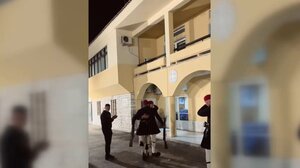 Συγκίνηση στην Προεδρική Φρουρά: Εύζωνας ολοκληρώνει τη θητεία του και λυγίζει την τελευταία ημέρα