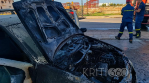 Στάχτη έγινε αυτοκίνητο που παραδόθηκε στις φλόγες