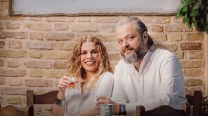 Ο Γιώργος Νικηφόρου Ζερβάκης και η Βιολέτα Ίκαρη συναντιούνται στην Κρήτη