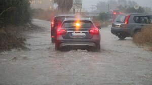 Κακοκαιρία στην Κρήτη: "Ποτάμια" οι δρόμοι σε Ηράκλειο και Χανιά