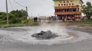 Εξερράγη ηφαίστειο λάσπης στην Ταϊβάν - Εκτοξεύτηκαν λάσπη και φλόγες έως 2 μέτρα