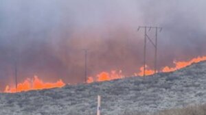 Μια πυρκαγιά και σφοδρές καταιγίδες απειλούν την Καλιφόρνια