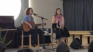 Μουσική χωρίς σύνορα: Το ντουέτο “KarMa” μάγεψε το Ηράκλειο στα Erasmus Days