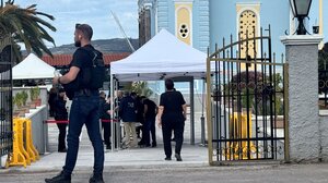 Βορίζια: Με ανιχνευτή μετάλλων και σκύλο για εκρηκτικά, η κηδεία της 56χρονης στον Αλικιανό Χανίων