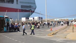 "Έδεσε" στο λιμάνι του Ηρακλείου το Crown Iris, με πανό και συνθήματα το "υποδέχθηκαν" διαδηλωτές