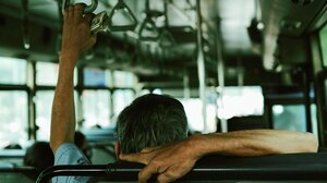 Κάθισε δίπλα στη 19χρονη και έβλεπε πορνογραφικά βίντεο στο κινητό του