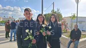 Λευκά λουλούδια και δάκρυα για τον Ραφαήλ από συμμαθητές και φίλους του