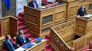 «Μετωπική» Μητσοτάκη - Ανδρουλάκη στη Βουλή με επίκεντρο την ακρίβεια