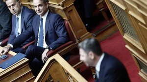 Κόντρα Μητσοτάκη - Ανδρουλάκη στη Βουλή για την ακρίβεια