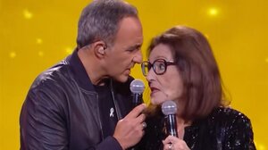 Νάνα Μούσχουρη: Ερμήνευσε το «Χάρτινο το Φεγγαράκι» μαζί με τον Νίκο Αλιάγα στη γαλλική τηλεόραση