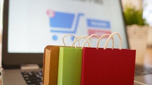 Ρεκόρ στο e-commerce: Επτά στους δέκα Έλληνες αγοράζουν online