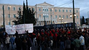 Κορυφώνονται οι εκδηλώσεις για την 52η επέτειο του Πολυτεχνείου - Εκτεταμένα μέτρα ασφαλείας - Προσαγωγές και συλλήψεις