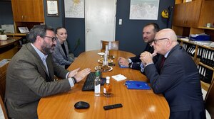 Με κρητικό κέρασμα... η συνάντηση του υπό διαπίστευση Πολωνού Πρέσβη με τον Γιώργο Σισαμάκη!