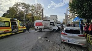 Πτολεμαΐδα: ΙΧ καρφώθηκε σε βαν και μετά πάνω σε παρκαρισμένα ΙΧ– Δύο σοβαρά τραυματίες