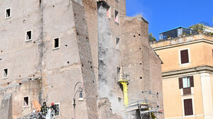 Η Ρώμη πενθεί για τον θάνατο του εργάτη που είχε εγκλωβιστεί κάτω από τα ερείπια του Πύργου των Κόμηδων