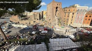 Κατάρρευση του Πύργου των Κόμηδων στη Ρώμη: Εργάτης παραμένει εγκλωβισμένος κάτω από τα συντρίμμια