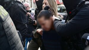 Σαλαμίνα: Συντετριμμένη η 46χρονη που σκότωσε την πεθερά της - "Μετανιώνω πικρά"