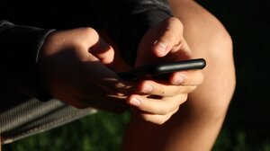 Ψηφιακό φρένο στη Γαλλία: Τέλος τα social media για παιδιά κάτω των 15 ετών 